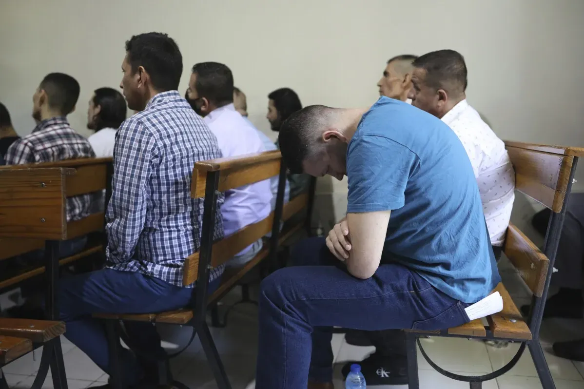 تجمع تسعة عشر مشتبهًا في قضية اغتيال الرئيس الهايتي جوفينيل مويس في قاعة المحكمة، مع انتظارهم لجلسة استماع مؤجلة.