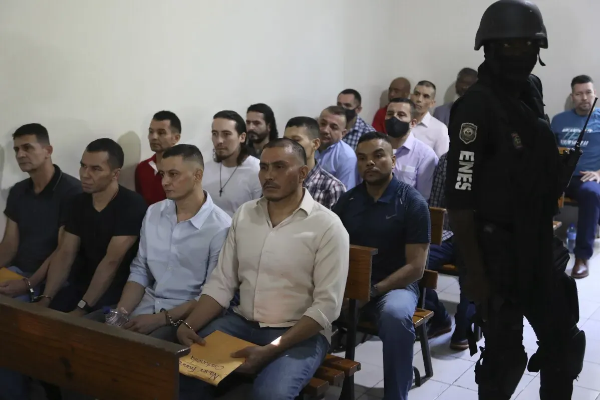 تجمع تسعة عشر مشتبهًا في قاعة المحكمة بهايتي، بينهم 17 كولومبيًا، وسط إجراءات أمنية مشددة، لمناقشة قضايا اغتيال الرئيس مويس.