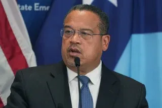 المدعي العام لمينيسوتا كيث إليسون يتحدث في مؤتمر صحفي حول دعوى قضائية ضد وزارة الأمن الداخلي بشأن قضايا الهجرة.