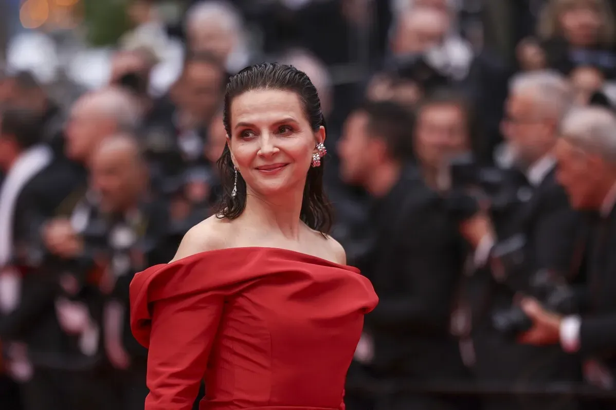 جولييت بينوش ترتدي فستانًا أحمر في مهرجان كان السينمائي، حيث ستترأس لجنة التحكيم للدورة الثامنة والسبعين.