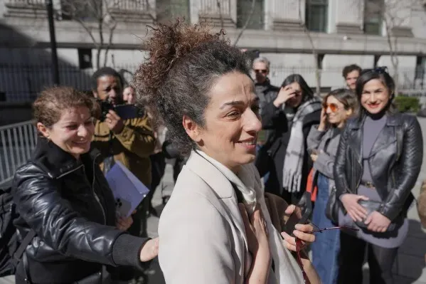 مسيح علي نجاد، الصحفية والناشطة، تتحدث مع مؤيدين خارج المحكمة بعد إدانة المتهمين بالتآمر لاغتيالها.