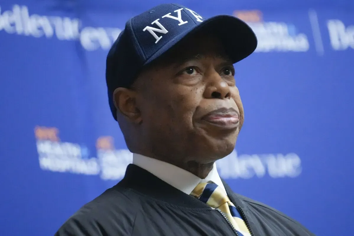 إريك آدامز، عمدة نيويورك، يرتدي قبعة تحمل شعار "NYPD"، يظهر في مؤتمر صحفي حول قضايا قانونية تتعلق به.