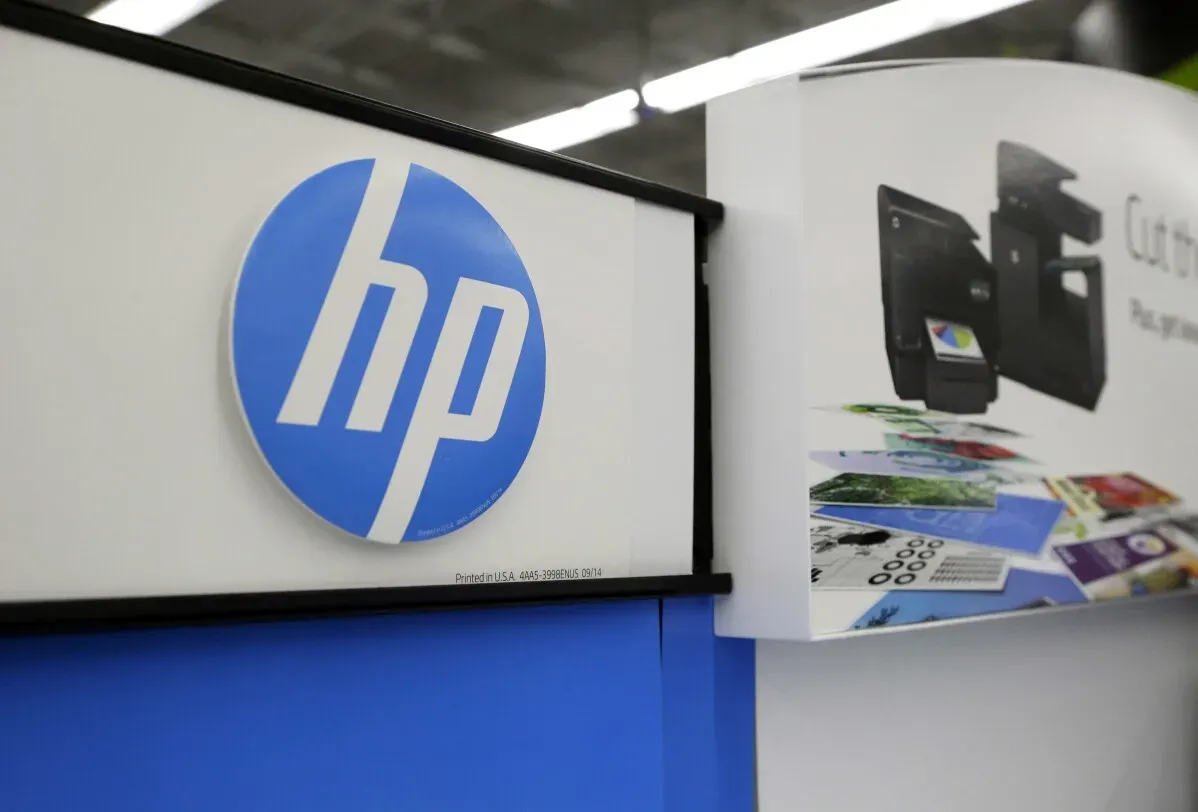 شعار شركة Hewlett Packard Enterprise باللون الأزرق، مع خلفية بيضاء تعرض مستندات وصور تعكس تخصص الشركة في تقديم خدمات الشبكات.