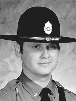 صورة للشرطي كونروي أوبراين، الذي قُتل أثناء عمله في عام 1978، يظهر فيها مبتسمًا ويرتدي زي الشرطة الرسمي.
