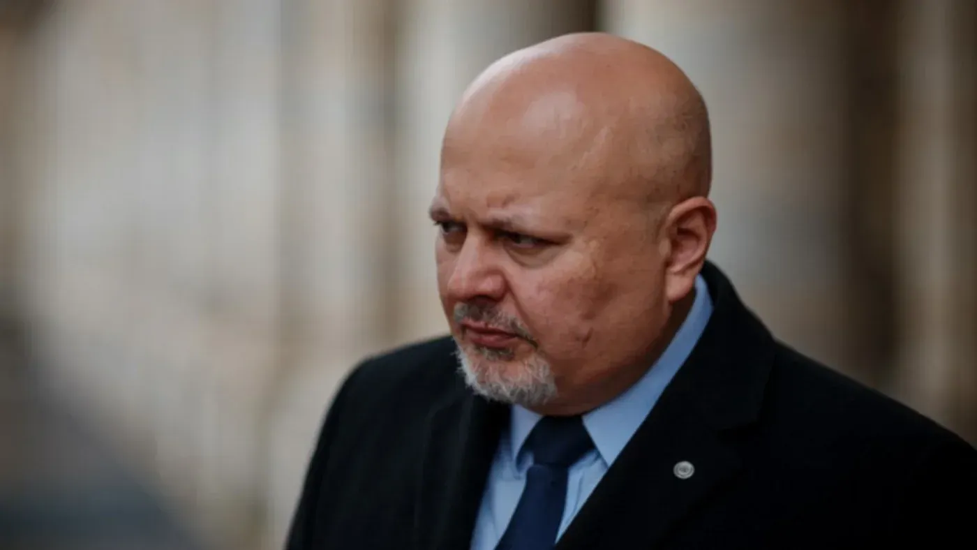 كريم خان، المدّعي العام السابق للمحكمة الجنائية الدولية، يظهر في صورة أثناء حديثه عن التحقيقات المتعلقة بسوء السلوك.