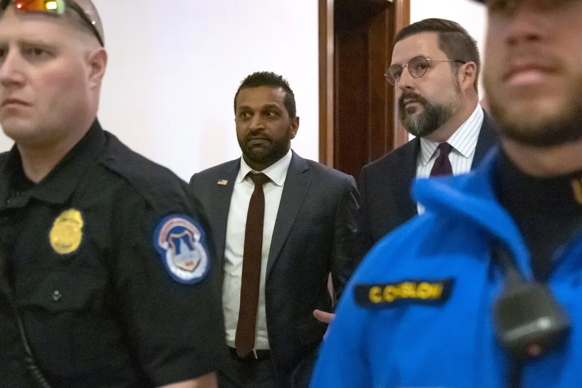 كاش باتيل يتحدث خلال جلسة استماع وسط حراس أمن في مبنى حكومي، في سياق تعيينه المحتمل لدور قيادي في مكتب التحقيقات الفيدرالي.