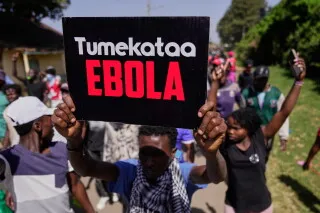 محتجون يحملون لافتة مكتوب عليها "Tumekataa EBOLA" في شوارع كينيا، تعبيرًا عن رفضهم لإنشاء منشأة الحجر الصحي لمرضى إيبولا.