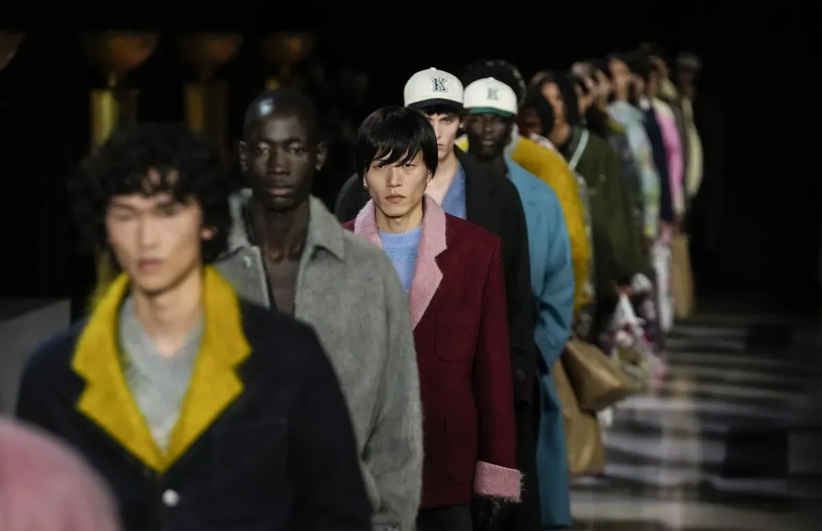 عرض أزياء يضم عارضين يرتدون أزياء دار كينزو الحديثة، تعكس المزج بين الحنين والابتكار الثقافي بأسلوب معاصر.