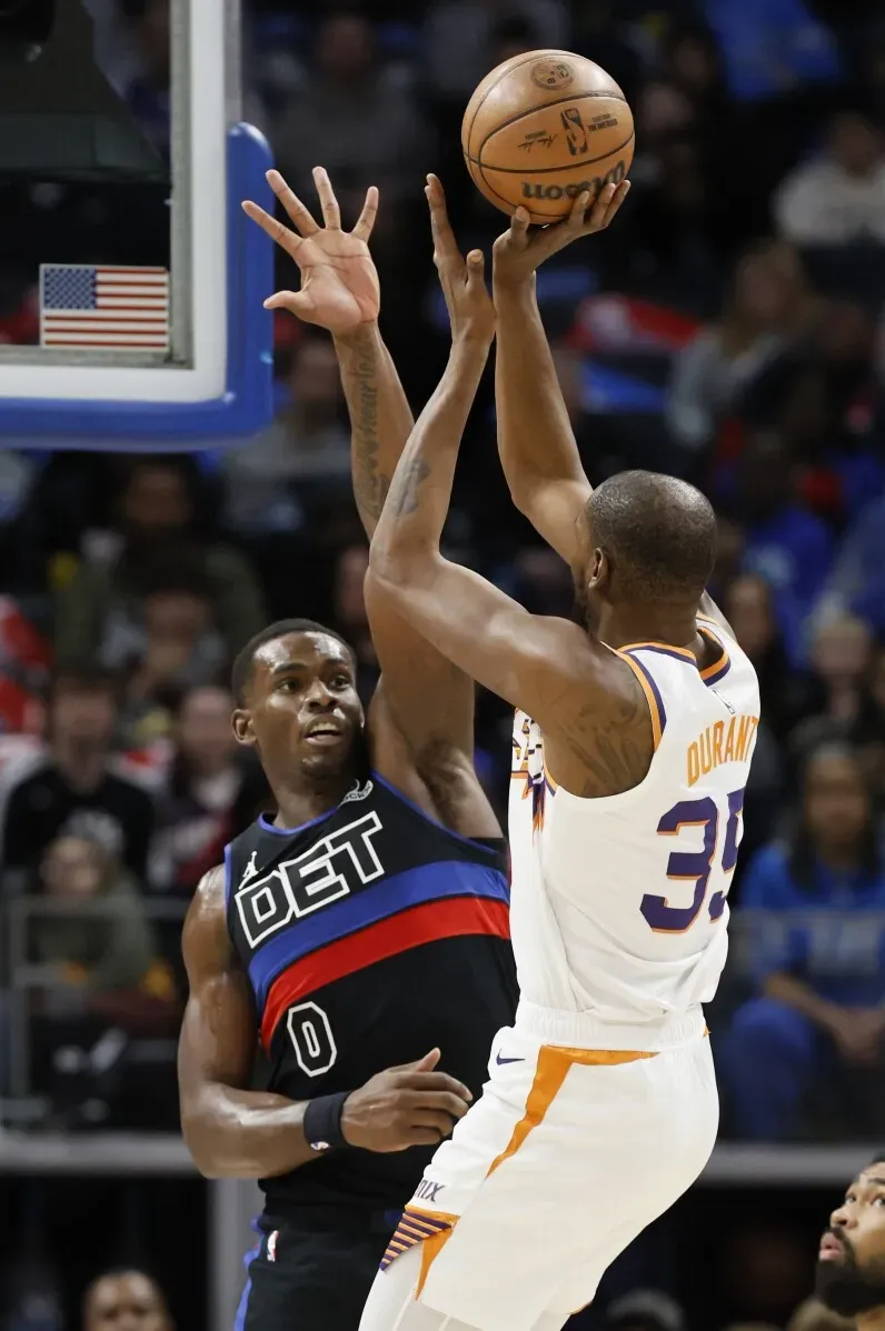 كيفن دورانت يسدد الكرة تحت ضغط من المدافع مع تقدم صنز على بيستونز في مباراة NBA التي انتهت بفوز فينيكس 125-121.