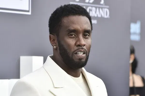 شون "ديدي" كومبس، مؤسس باد بوي إنترتينمنت، يظهر في حدث عام، وسط اتهامات بالاتجار بالجنس خلال محاكمته.
