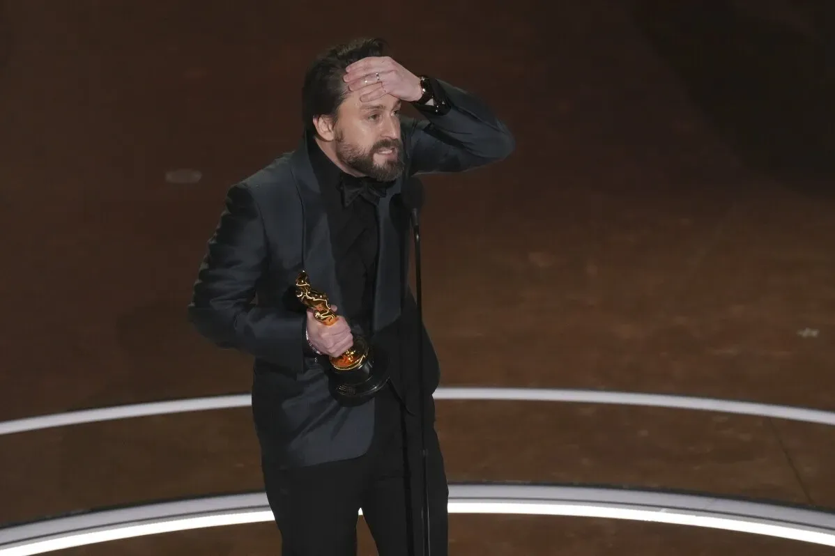 شون بيكر يتسلم جائزة الأوسكار لأفضل فيلم عن "أنورا"، معبرًا عن فرحته بعد فوز فيلمه بأربع جوائز.