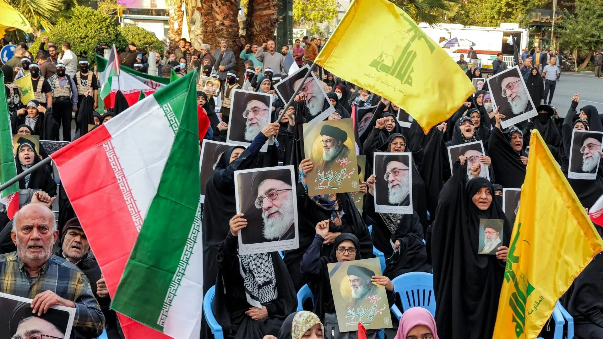 مظاهرة مؤيدة لحزب الله في لبنان، حيث يحمل المشاركون صورًا للمرشد الأعلى الإيراني ويهتفون بشعارات داعمة.