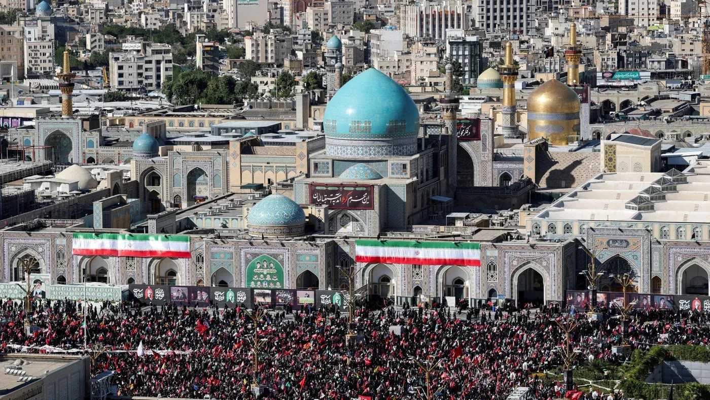 حشود ضخمة من المشيعين في مدينة مشهد أمام ضريح الإمام الرضا خلال مراسم دفن المرشد الأعلى الإيراني علي خامنئي.