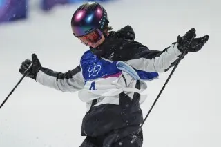 زوي سادوفسكي-سينوت تتزلج في دورة الألعاب الأولمبية، حيث حصلت على ميدالية فضية في التزلج المنحدر، مما يعكس نجاح نيوزيلندا في الرياضات الشتوية.