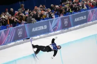 زوي سادوفسكي-سينوت تتزلج على الجليد في أولمبياد ميلانو كورتينا، حيث حصلت على الميدالية الفضية الثانية لها، وسط حشد من المشجعين.