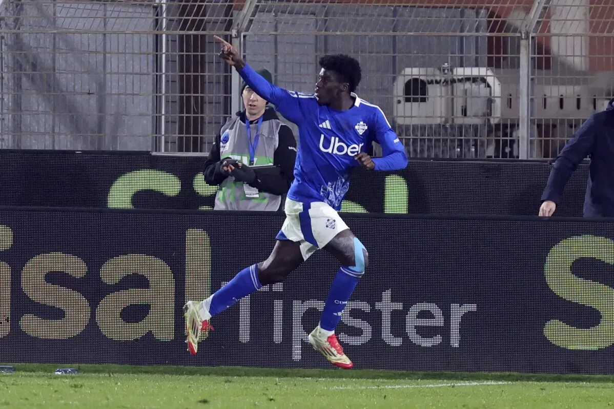 راندال كولو مواني يحتفل بتسجيل هدفه الثاني في المباراة، مما ساهم في فوز يوفنتوس 2-1 على كومو في الدوري الإيطالي.