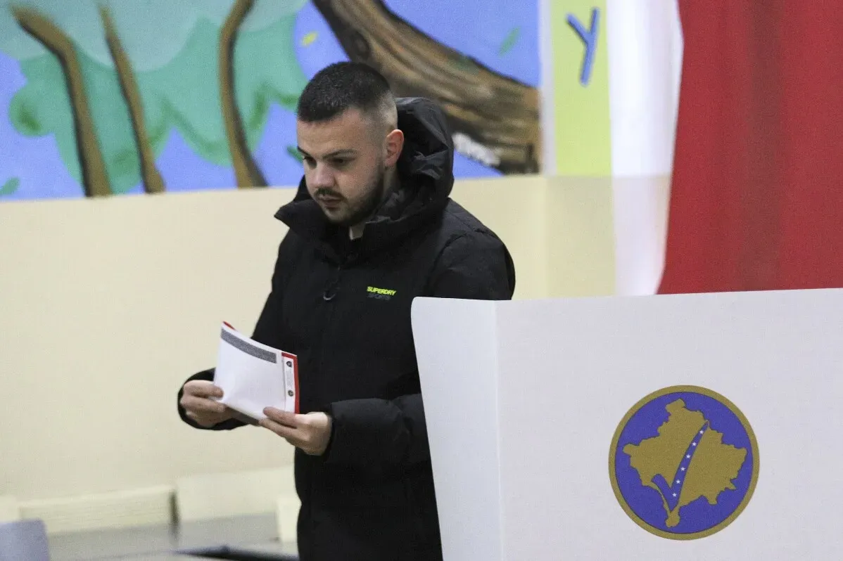 ناخب كوسوفي يدلي بصوته في مركز اقتراع خلال الانتخابات البرلمانية، وسط أجواء من التوتر السياسي والمنافسة بين الأحزاب.