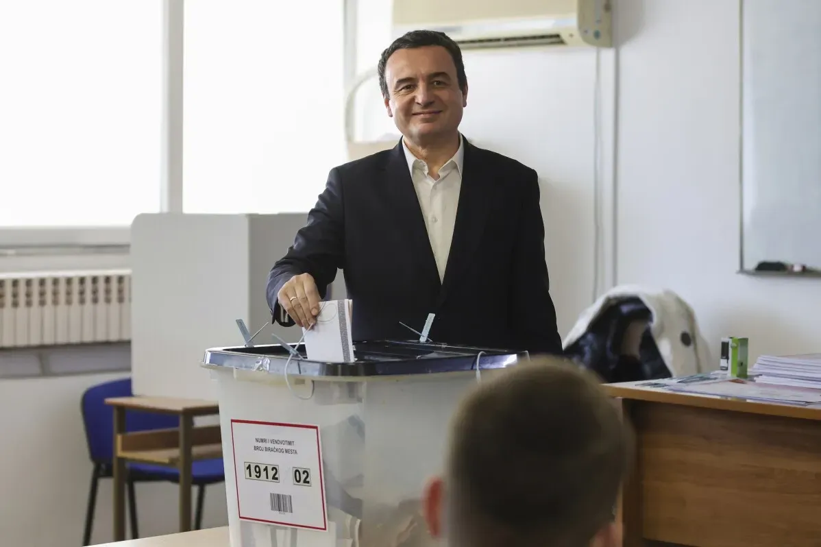 رئيس الوزراء الكوسوفي ألبين كورتي يدلي بصوته في انتخابات برلمانية، وسط أجواء من التوترات السياسية والاقتصادية في كوسوفو.