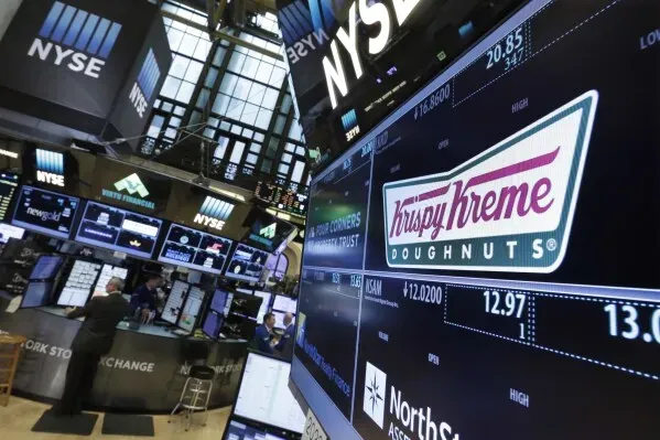 شاشة تعرض شعار شركة Krispy Kreme في بورصة نيويورك، مع تزايد اهتمام المستثمرين بأسهم الشركات المتأثرة بالأسواق.