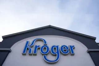 شعار شركة Kroger يظهر في أعلى المتجر، مما يعكس التوجه الجديد للشركة تحت قيادة جريج فوران لتعزيز قدراتها الرقمية والتنافسية.