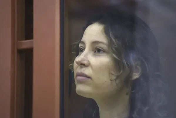 كسينيا كاريلينا، المواطنة الأمريكية-الروسية، تنظر من خلف زجاج أثناء محاكمتها بتهمة الخيانة في روسيا، وسط توترات دبلوماسية بين موسكو وواشنطن.