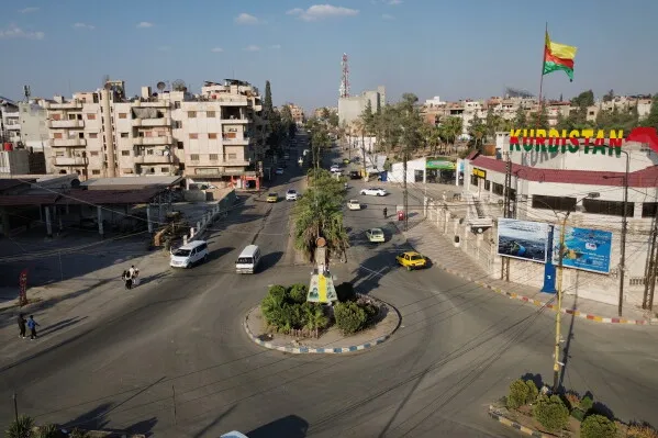 مدينة القامشلي في شمال شرق سوريا تظهر وسطها مع علم كردستان، في سياق حل قوات سوريا الديمقراطية واندماجها بالدولة السورية.