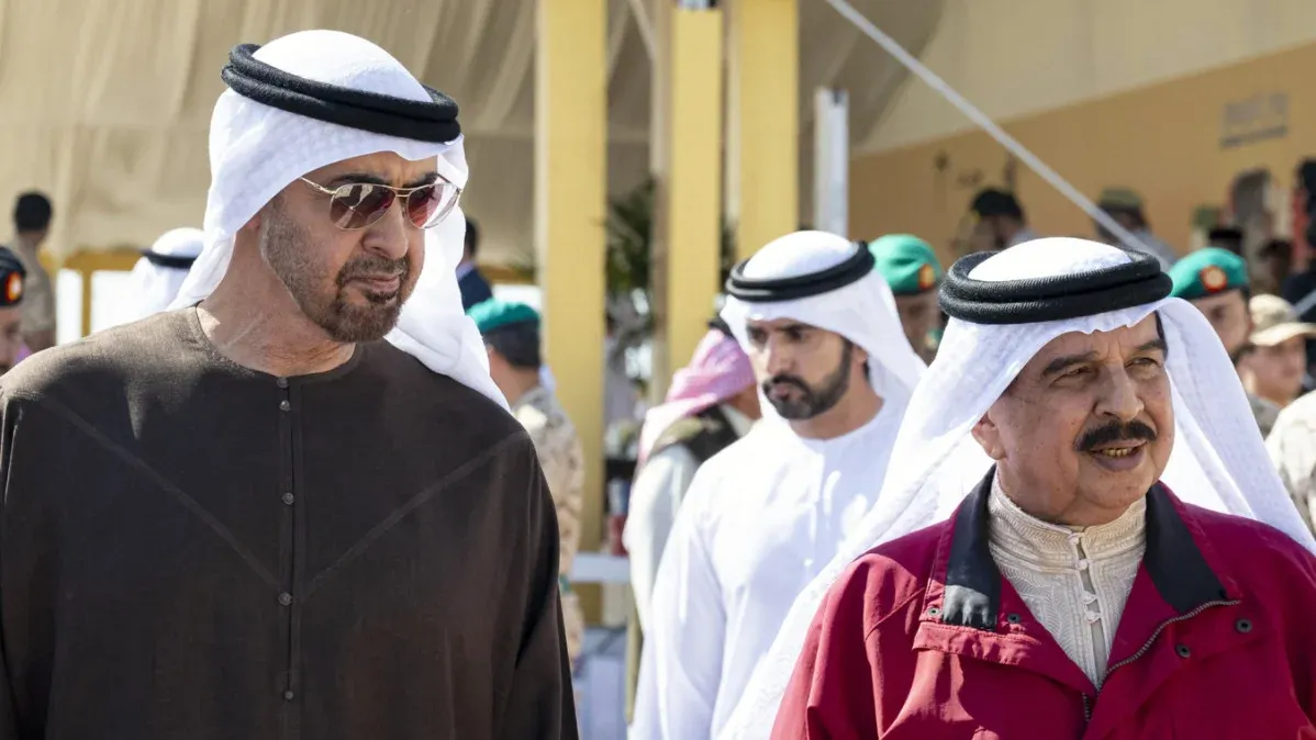 قادة من دول الخليج يرتدون الزي التقليدي خلال مناسبة رسمية تعكس التوترات الإقليمية وتصعيد الحرب ضد إيران في المنطقة.
