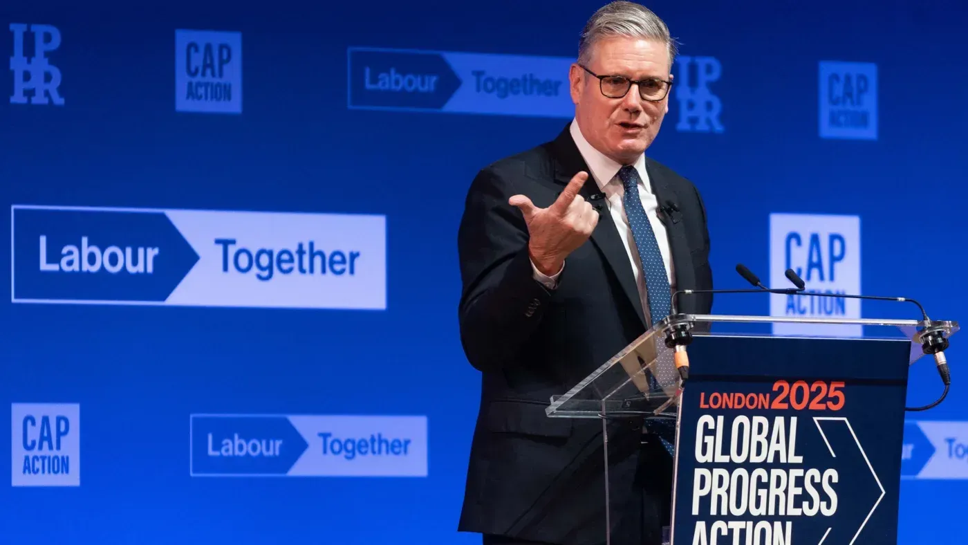 كيير ستارمر يتحدث في مؤتمر "العمل معًا" بلندن، مع التركيز على قضايا حرية الصحافة وشفافية التمويل السياسي.