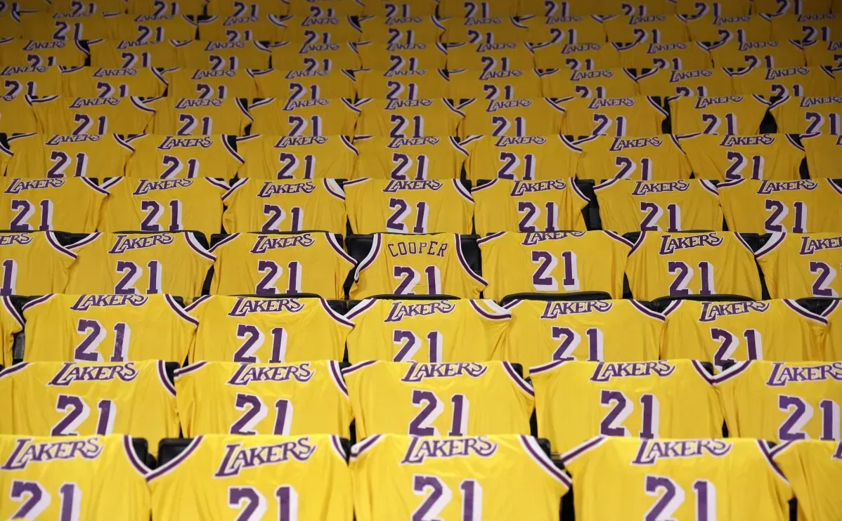 قمصان صفراء تحمل الرقم 21 للاعب مايكل كوبر، مصفوفة في ملعب لوس أنجلوس ليكرز، بمناسبة تقاعد رقمه تكريمًا لإنجازاته في الفريق.