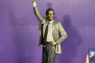 تمثال برونزي لبات رايلي، مدرب لوس أنجلوس ليكرز، بارتفاع 8 أقدام، يظهر في ساحة النجوم بين تمثالي كريم عبد الجبار وماجيك جونسون.