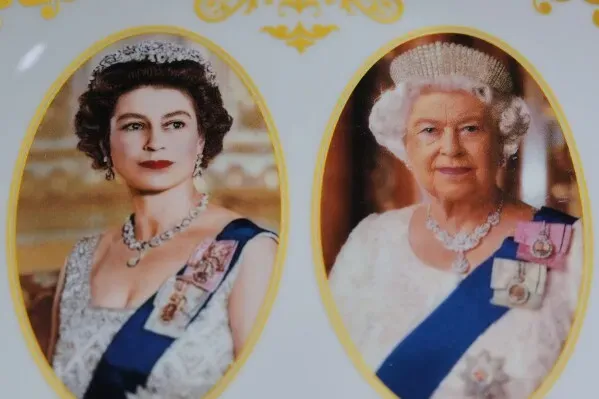 صورة تذكارية للملكة إليزابيث الثانية، تظهر فيها شابة وراشدة، تعكس إرثها الملكي وتأثيرها المستمر في الثقافة البريطانية.