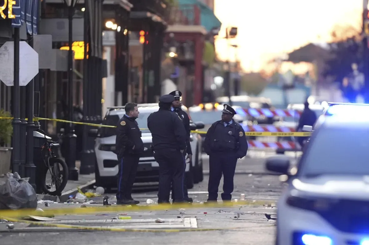 موقع الحادث في شارع بوربون بنيو أورلينز، مع وجود عناصر الشرطة في مكان الحادث، وأشرطة تحذيرية، وفوضى في الشارع بعد الهجوم.