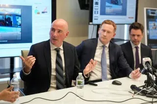 محامو ماريمار مارتينيز يتحدثون في مؤتمر صحفي، مع عرض الأدلة المتعلقة بإطلاق النار عليها من قبل عميل فيدرالي في شيكاغو.