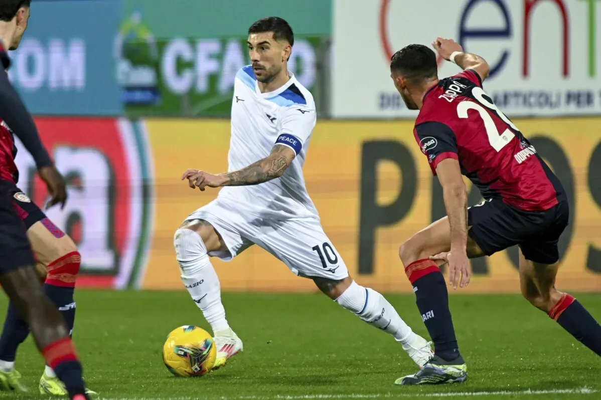 لاعب لاتسيو ماتيا زاكاني يتجاوز مدافعين من كالياري خلال مباراة الدوري الإيطالي، حيث سجل هدفًا وساهم في فوز فريقه 2-1.