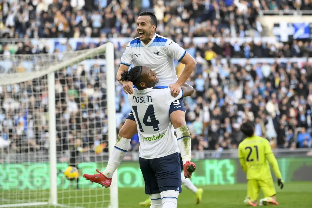 لاعبو لاتسيو يحتفلون بعد تسجيل هدف في مباراة ضد مونزا، حيث انتهت المباراة بفوز كبير 5-1 لصالح لاتسيو في الدوري الإيطالي.