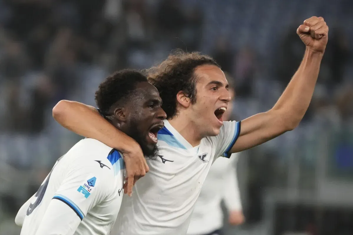 فرحة لاعبي لاتسيو بعد تسجيل هدف التعادل ضد كومو، في مباراة انتهت بالتعادل 1-1 في الدوري الإيطالي.