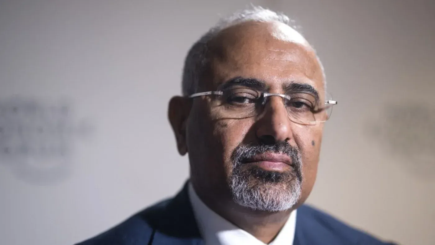 عيدروس الزبيدي، رئيس المجلس الانتقالي الجنوبي، يظهر بتعبير جاد، وسط توترات سياسية متزايدة في اليمن بعد إقالته بتهمة الخيانة.