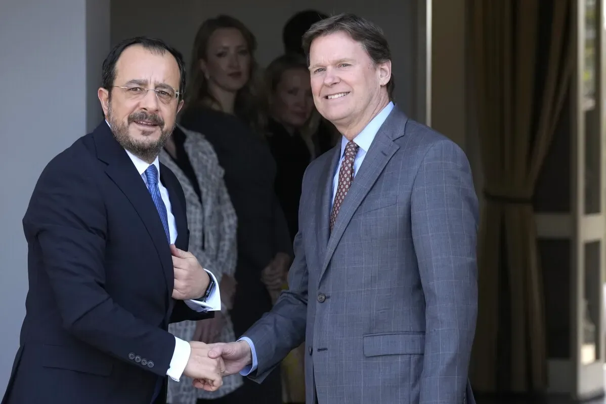 اجتماع بين الزعيمين القبرصيين، مع لمسات يد متبادلة، في إطار جهود فتح نقاط عبور جديدة لتعزيز العلاقات بين المجتمعين.