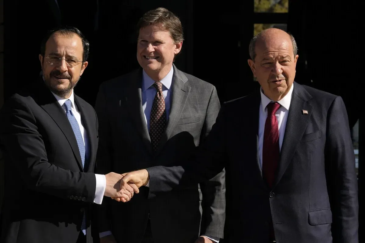اجتماع بين زعيمين قبرصيين، نيكوس خريستودوليدس وإرسين تتار، لمناقشة فتح نقاط عبور جديدة، مع تقديم التحية والتفاهم بين الجانبين.
