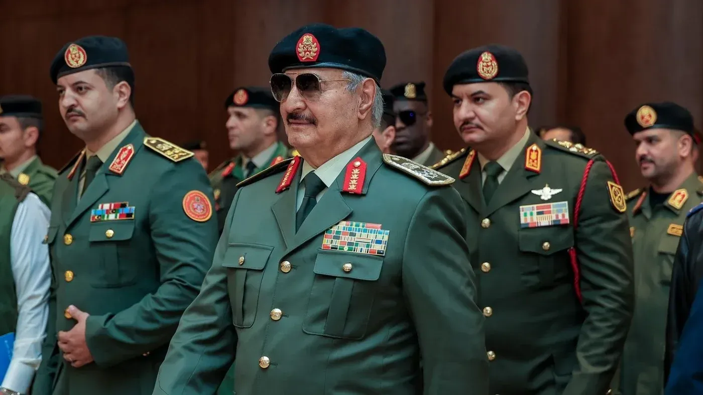 خليفة حفتر، قائد القوات المسلحة العربية الليبية، يظهر في حدث رسمي مع ضباط آخرين، في سياق تقرير حول تهريب النفط والأسلحة في ليبيا.