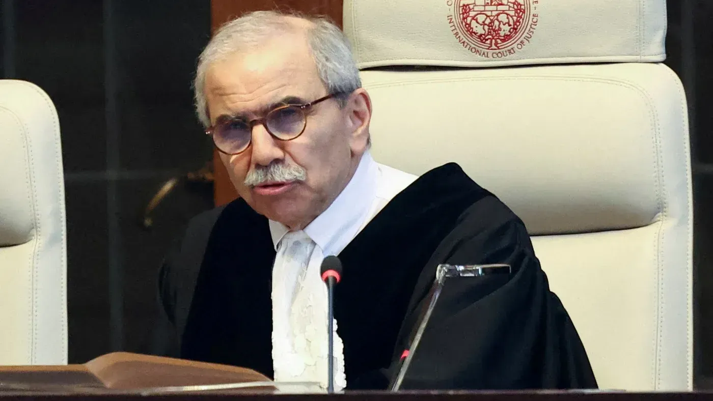 نواف سلام، رئيس محكمة العدل الدولية، يتحدث في جلسة رسمية. تم تعيينه رئيسًا لوزراء لبنان بعد دعم 85 نائبًا.