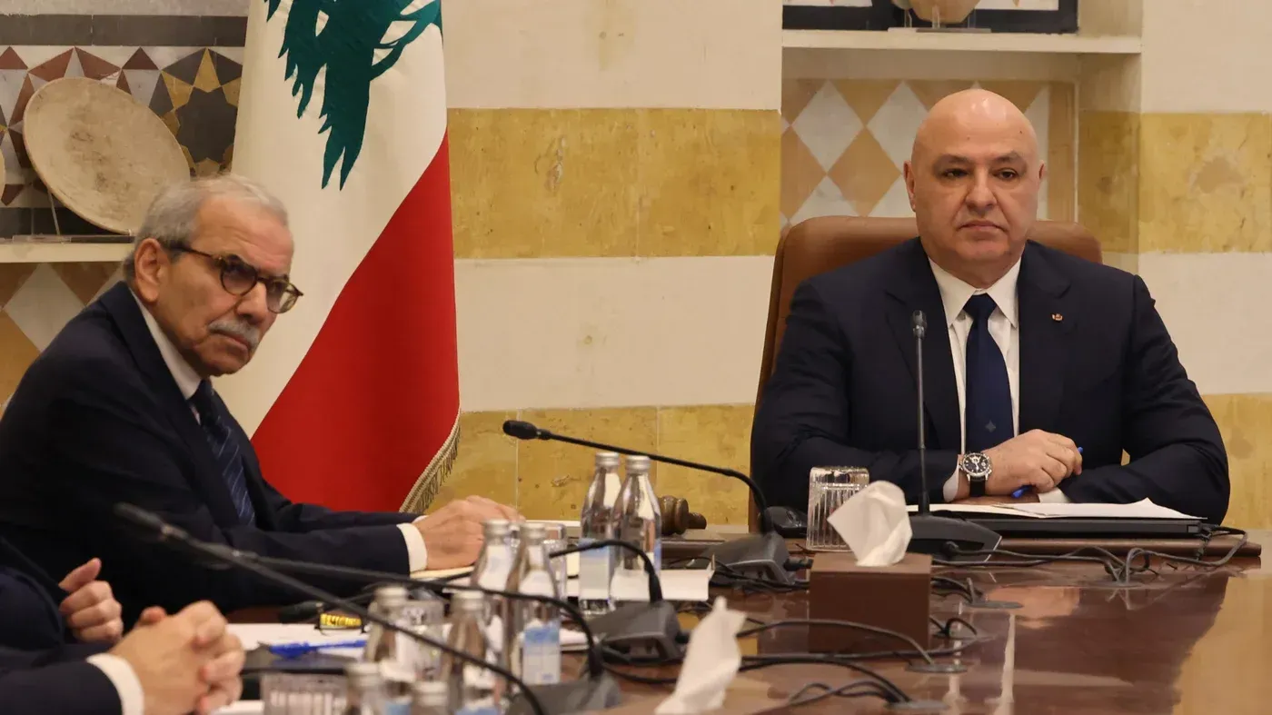 اجتماع حكومي في لبنان، يظهر رئيس الوزراء نواف سلام ورئيس مجلس النواب نبيه بري، وسط توتر حول نزع سلاح حزب الله.