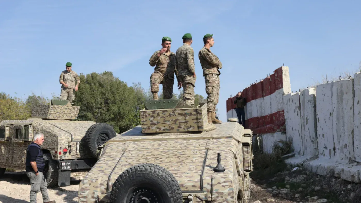 جنود لبنانيون يتفقدون الحدود مع إسرائيل من فوق مركبات عسكرية، في إطار جهود نزع سلاح حزب الله وتعزيز الأمن في المنطقة.