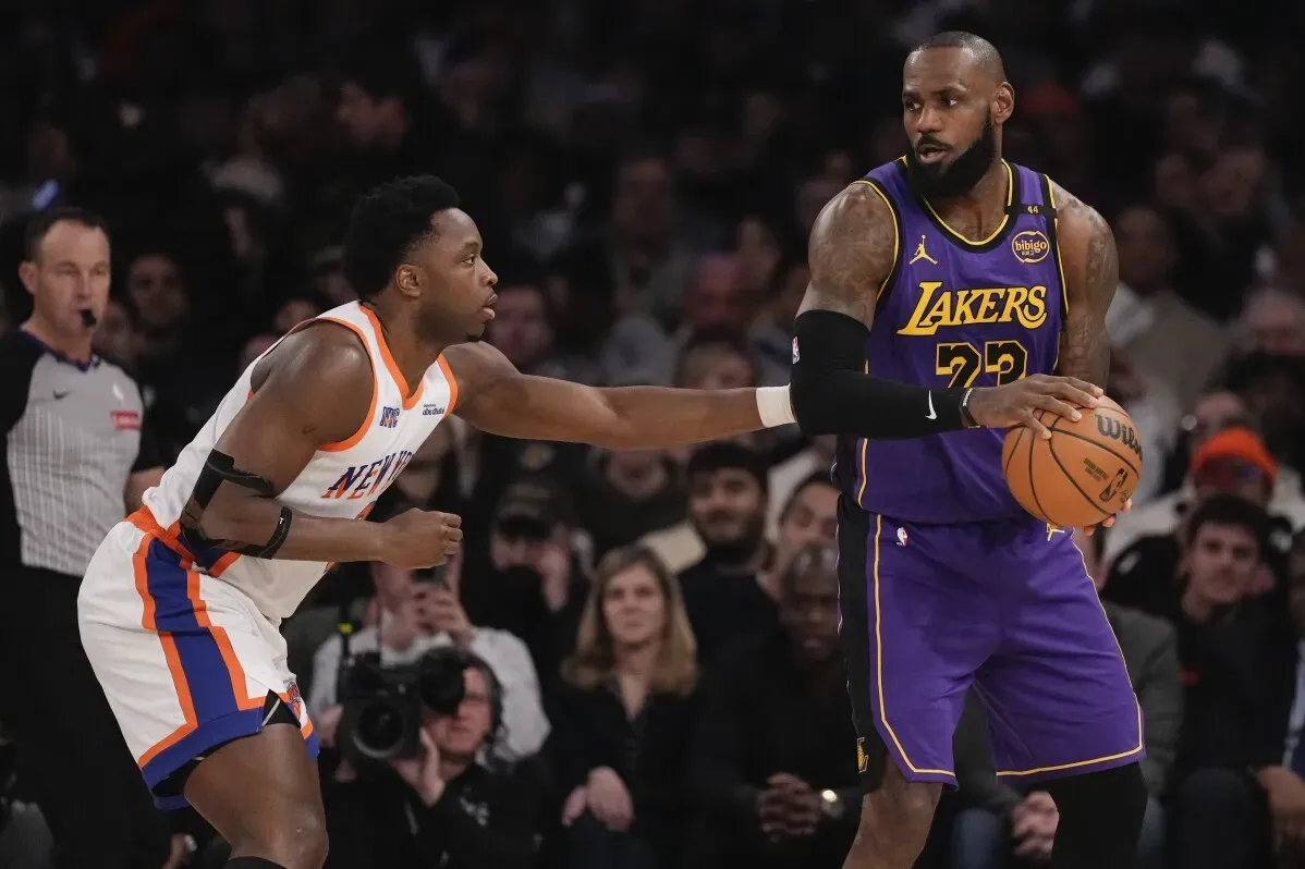 ليبرون جيمس يتفاعل مع لاعب نيويورك نيكس، بينما يسجل 33 نقطة و12 تمريرة حاسمة في مباراة مثيرة في ماديسون سكوير غاردن.