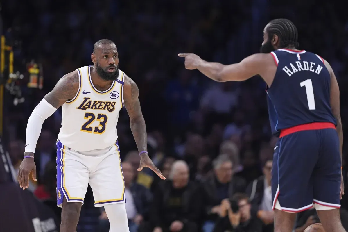 ليبرون جيمس، لاعب لوس أنجلوس ليكرز، يستعد لمواجهة نيو أورليانز بيليكانز، حيث يحتاج نقطة واحدة للوصول إلى 50,000 نقطة.