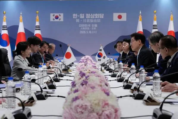 اجتماع بين الرئيس الكوري الجنوبي Lee Jae Myung ورئيسة الوزراء اليابانية Sanae Takaichi، مع العلميات الدبلوماسية بين البلدين، في أجواء تعكس التعاون الثنائي.