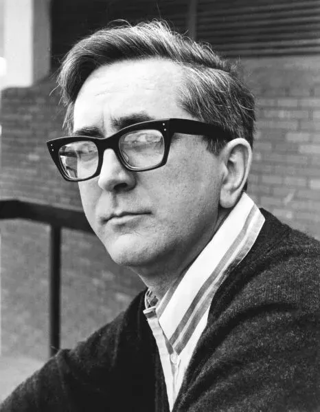 صورة للكاتب لين ديتون، الذي اشتهر برواياته الجاسوسية مثل "ملف IPCRESS"، ويظهر فيها ملامح وجهه مع نظاراته.