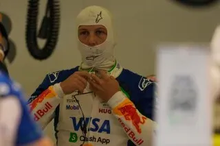 ليام لوسون يرتدي خوذته ويستعد لجولة جديدة في الفورمولا 1، مع التركيز على تحديات السيارات الجديدة واللوائح.