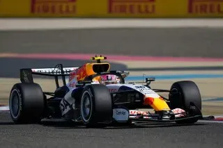 سيارة فورمولا 1 من فريق ريد بُل تسير بسرعة على حلبة السباق، مع التركيز على تصميمها الديناميكي والحديث استعدادًا لموسم 2026.