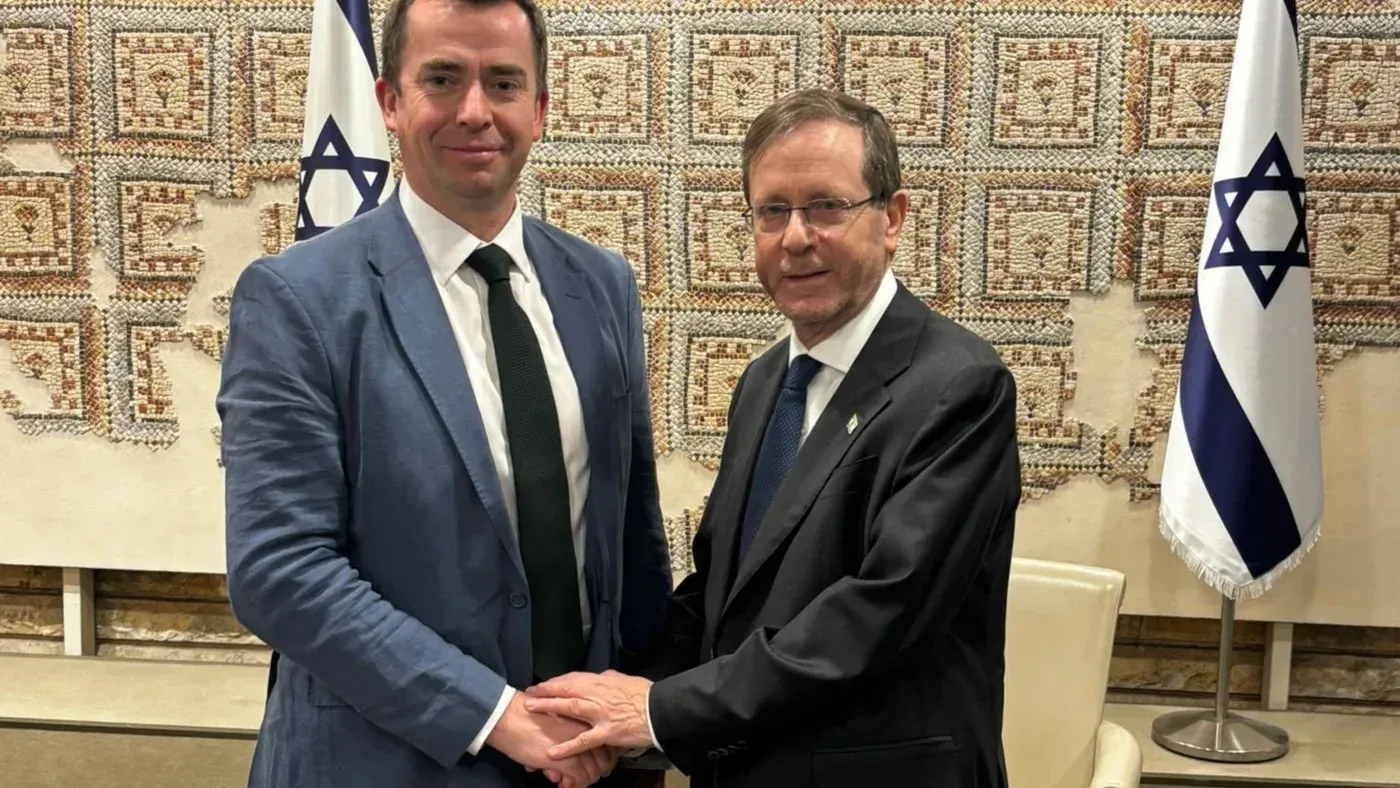 كالوم ميلر، المتحدث باسم الشؤون الخارجية للحزب الليبرالي الديمقراطي، يصافح الرئيس الإسرائيلي إسحاق هرتسوغ في لقاء مثير للجدل.